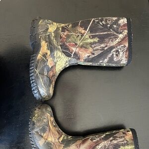 Classic mossy oak waterproof kids boot size 1